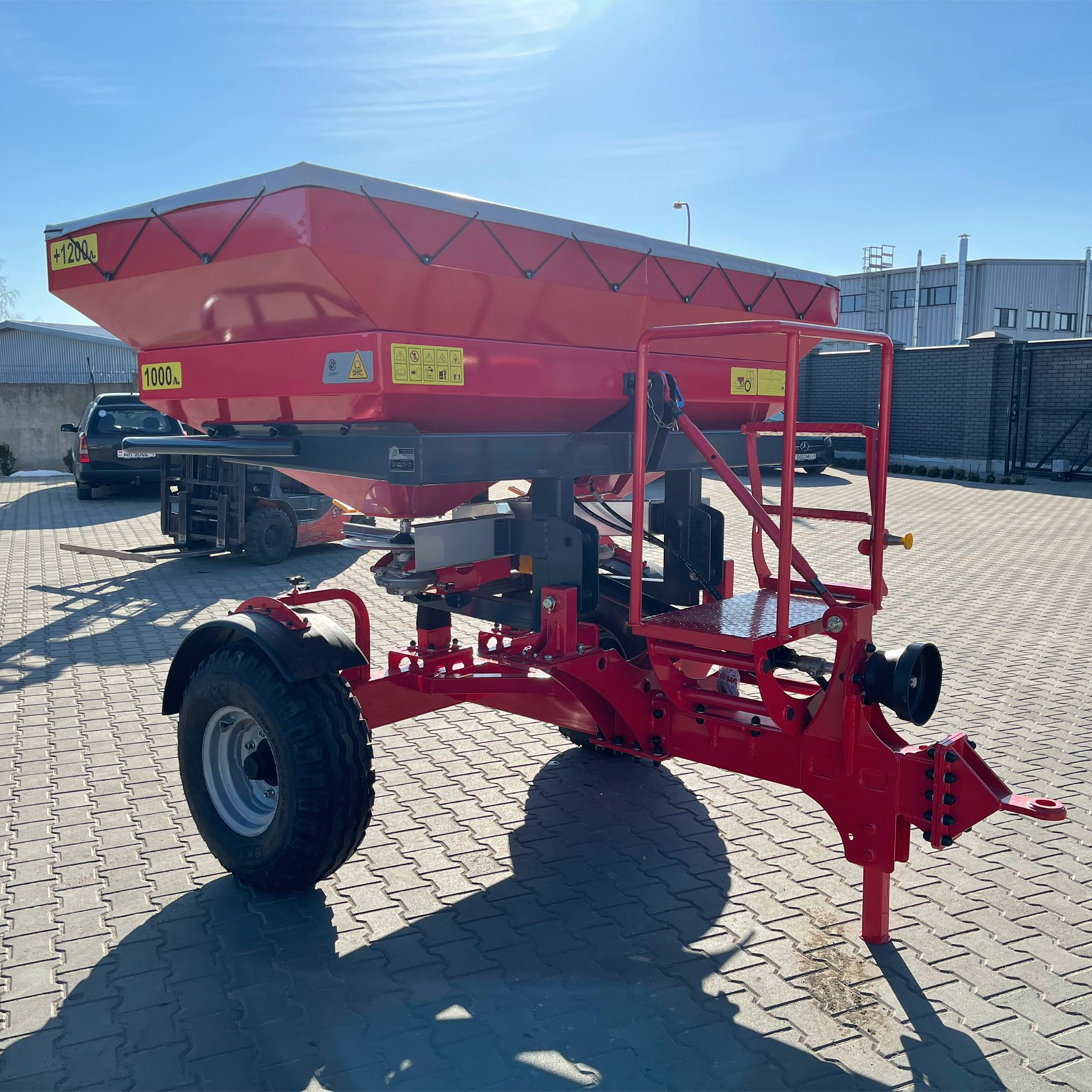 Разбрасыватель удобрений двухдисковый РУМ-1000 «Профи» TRUCK с надставкой 1200 л (тент домик)