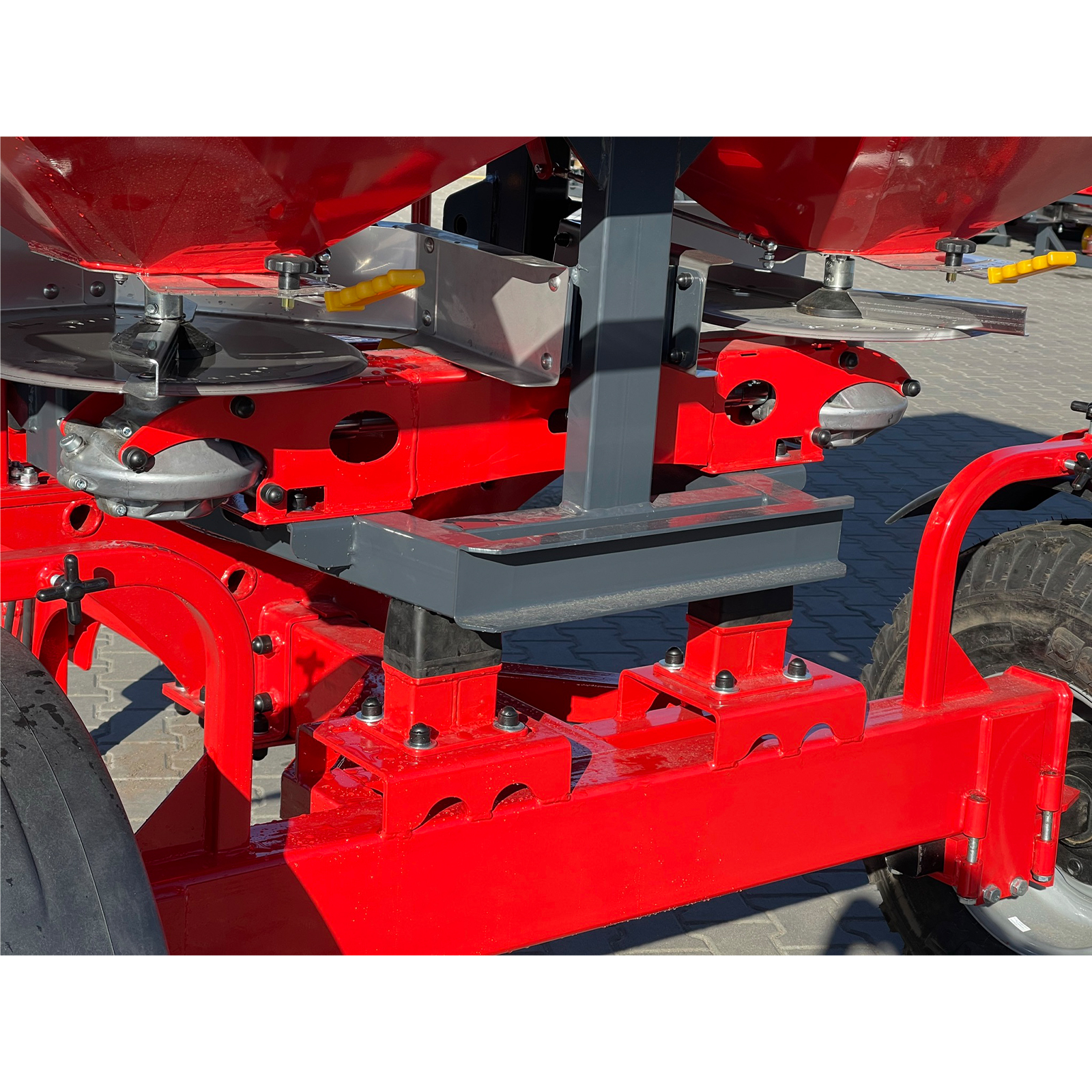 Разбрасыватель удобрений двухдисковый РУМ-1000 «Профи» TRUCK с надставкой 1200 л (тент домик)