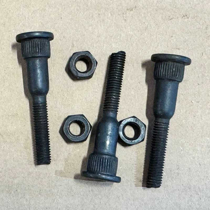 Винт (шпилька) регулировочный с гайкой вилки сцепления