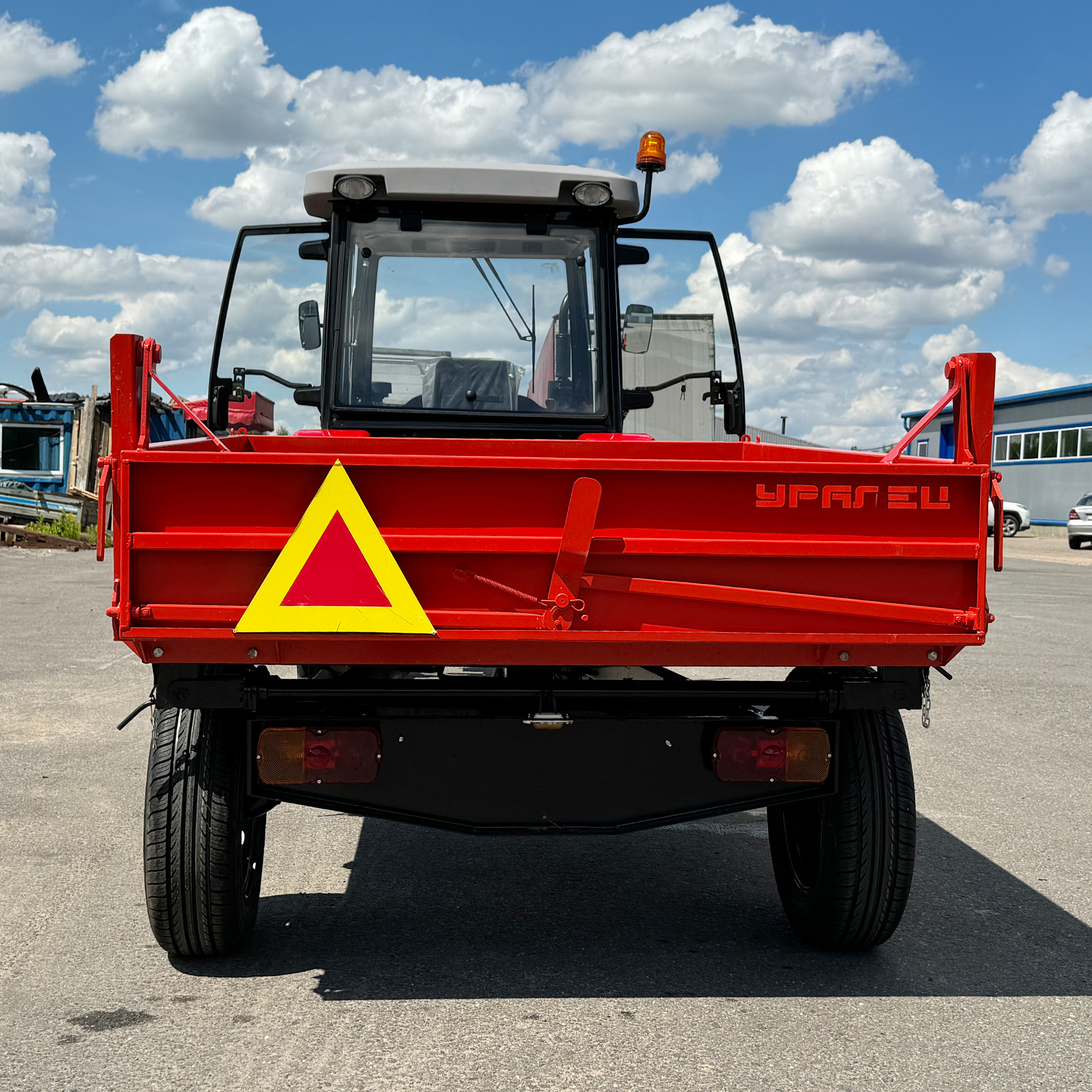 Полуприцеп-самосвал Уралец 1,5т. 3 стороны опрокидования (П03.00.400)
