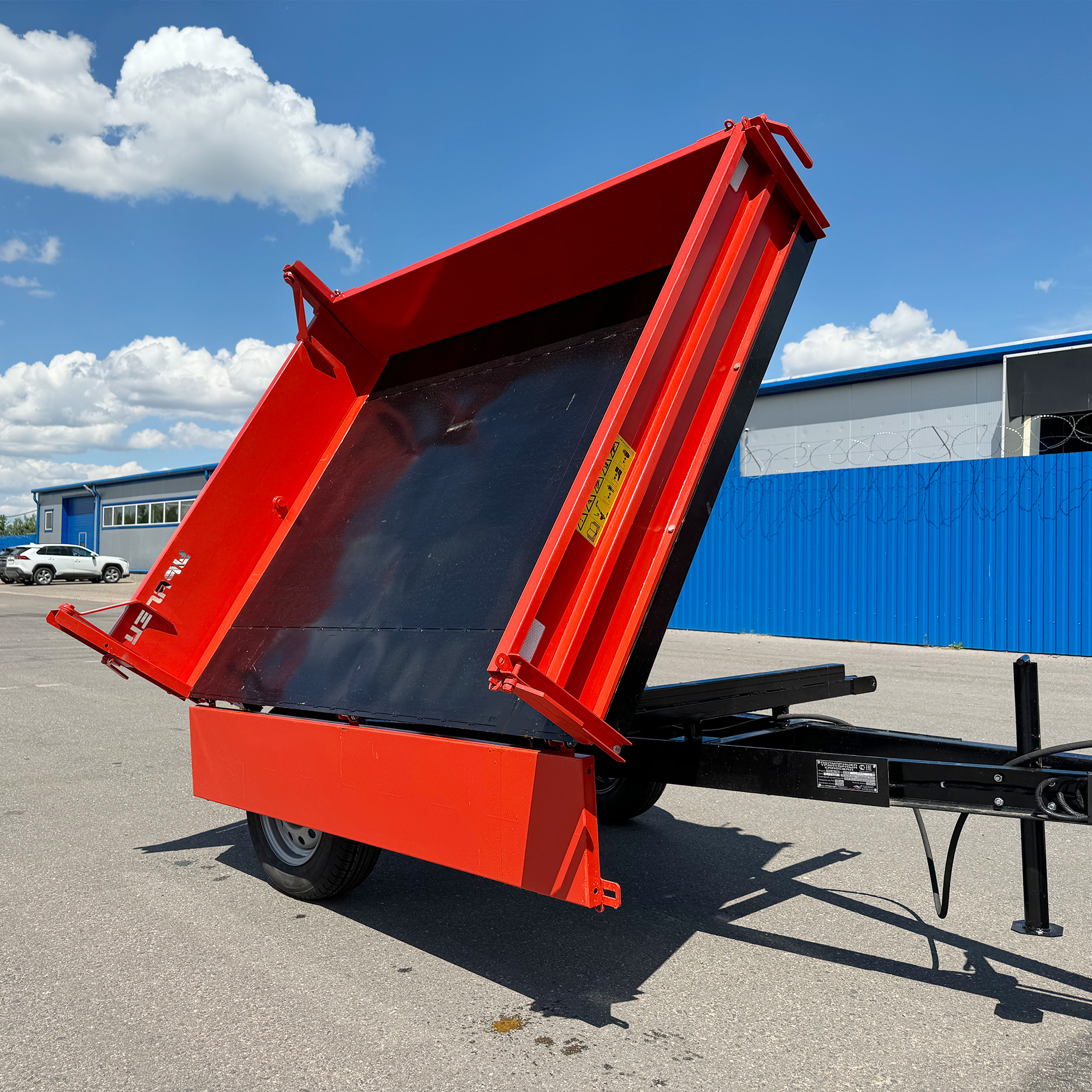 Полуприцеп-самосвал Уралец 1,5т. 3 стороны опрокидования (П03.00.400)