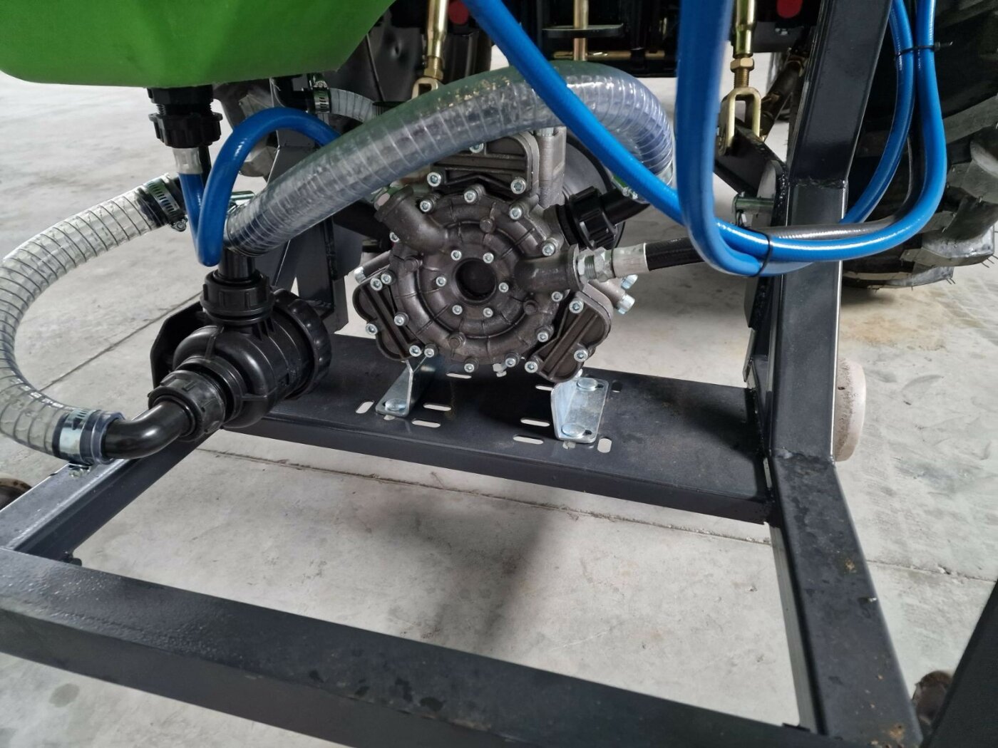 Опрыскиватель навесной полевой 600L