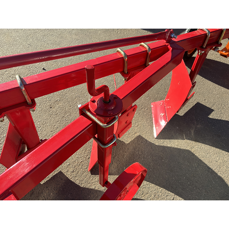 Плуг трехкорпусный 1L-320